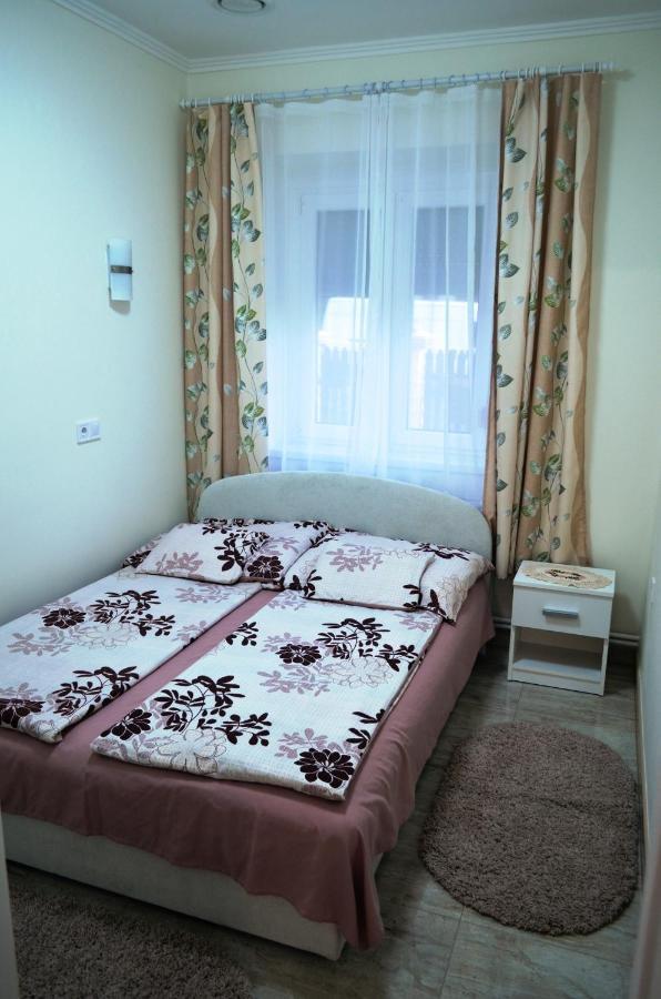 Henrietta - Violetta Apartman Hajdúszoboszló Exterior foto