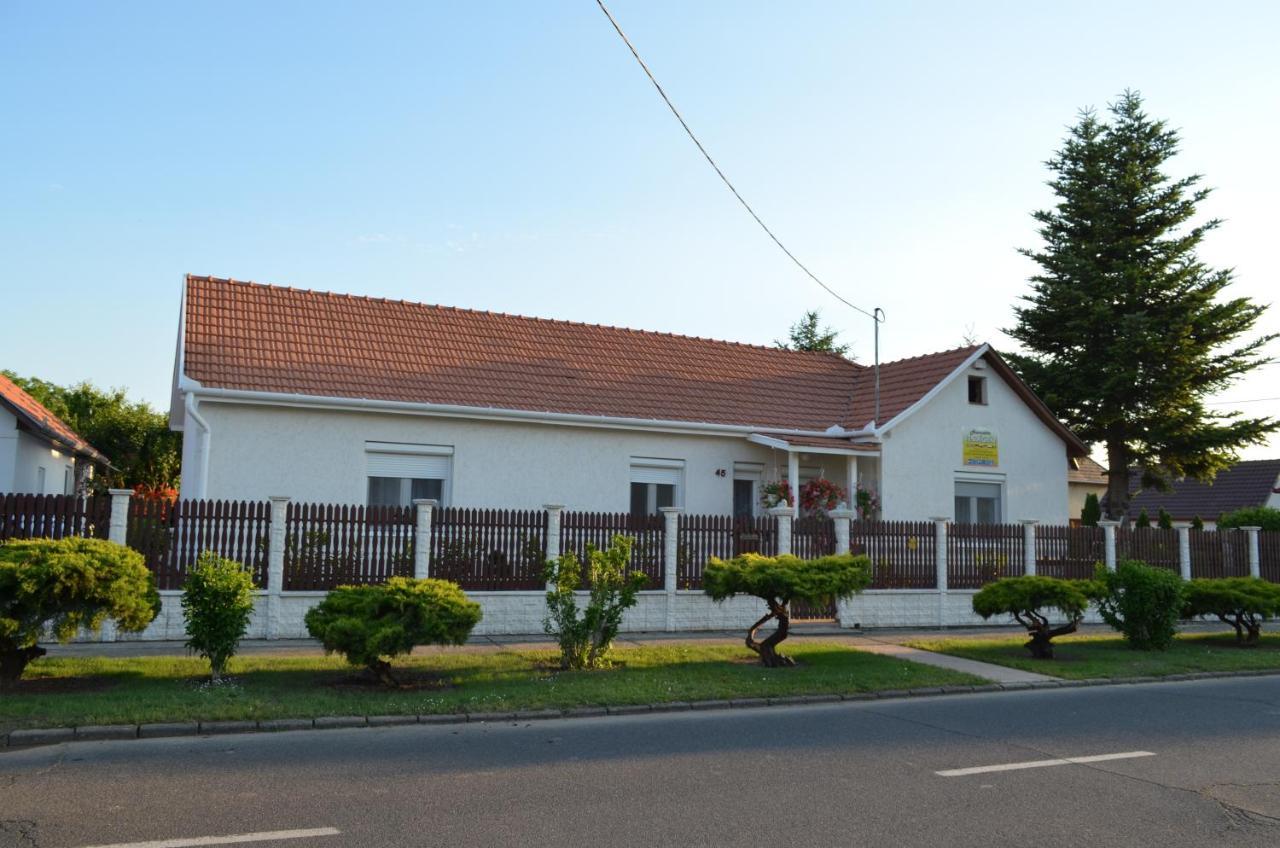 Henrietta - Violetta Apartman Hajdúszoboszló Exterior foto